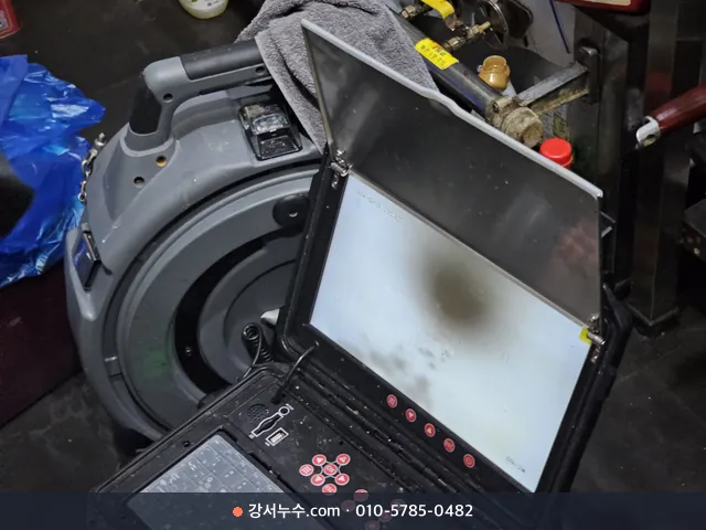 내시경 카메라 릴과 노트북형 모니터를 연결해 배관 내부를 보는 준비
