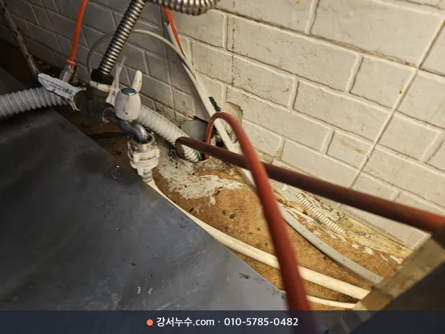 주방 설비 뒤쪽 급수 밸브와 플렉시블 호스 연결